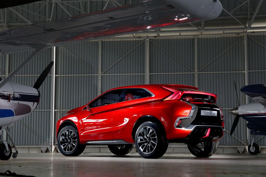  Mitsubishi Concept XR-PHEV II 2015 года  (фото 14 из 21)